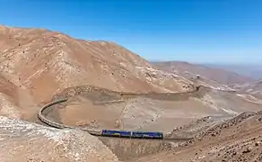 Train de conteneurs de la compagnie PeruRail pour la mine de Las Bambas. À l'arrière plan, brouillard côtier. Juillet 2017.