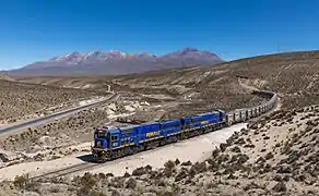 Train de conteneurs de la compagnie PeruRail entre Matarani et la mine de Las Bambas. Juillet 2017.