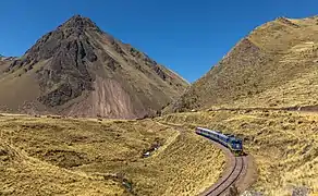 Train de voyageurs et voyageuses organisé par PeruRail sur la ligne de Puno à Cusco entre La Raya et Marangani. Juillet 2017.