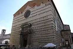 Portail baroque de la façade incomplète.