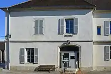 Vue de la façade principale de l'école primaire publique de Pesmes.