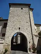 La tour-porte.