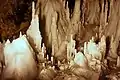 Formations en glace dans la grotte de Scărișoara