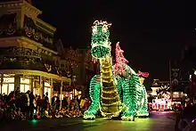 char illuminé d'un dragon de nuit devant des reproductions d'immeubles du début du 20e siècle.