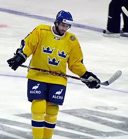 Photographie couleur de Peter Forsberg avec le maillot de l'équipe nationale de Suède