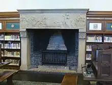 Photographie couleur de la salle Peter Pan de la bibliothèque avec la cheminée en gros plan