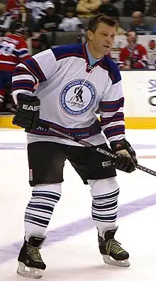 Peter Šťastný en tenue de hockeyeur.