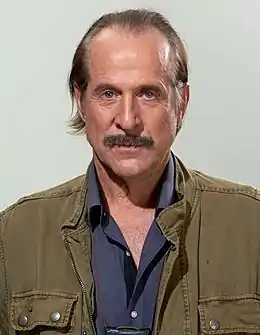 Peter Stormare, modélisé, interprète le Dr. A. J. Hill.