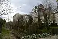 Les immeubles du square vues du pont sur la ligne de Petite Ceinture de la rue Friant.