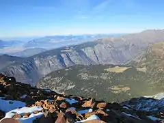 Vue du plateau du Poursollet depuis le petit Taillefer. La commune de Livet-et-Gavet s'arrête en haut du versant rocheux du plateau de Chamrousse.