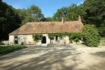 Petit Moulin des Vaux de Cernay : origine 800 ans, créé par les moines de l'abbaye des Vaux-de-Cernay à la fin du Moyen Âge.