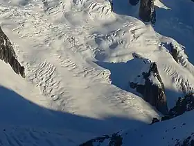 Le Petit Rognon dans le bas de la Vallée Blanche depuis les aiguilles Marbrées au sud-est.