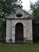 La chapelle funéraire sur le côté de l'église