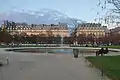 Avec vue sur la rue de Rivoli.