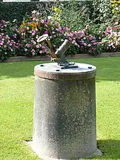 Canon du jardin du Palais-Royal, anciennement réglé pour se déclencher au midi solaire.