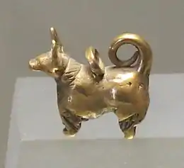Pendeloque en forme de chien, en or, période d'Uruk finale. Musée du Louvre.