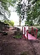 Petit pont menant à la tombe de Paul Claudel.