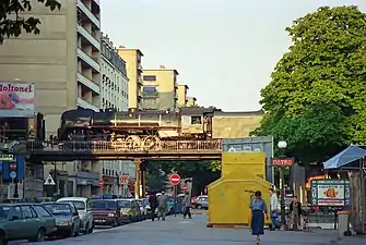 Un train à vapeurfranchit le pont en 1987.