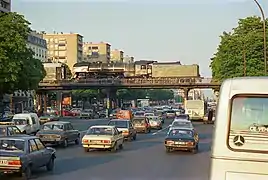 Le cours avec le pont de la ligne de Petite Ceinture.