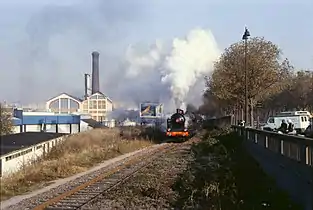 Le train de la Petite Ceinture longeant le boulevard, en 1983.