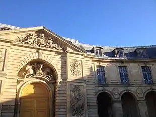 La façade de la Petite Écurie, entrée de la Galerie des sculptures.