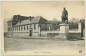 La statue en 1919 devant le lycée Malherbe.