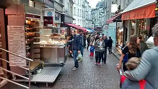 Promenade gastronomique vers le bas de la rue.