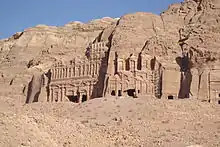 grands monuments sculptés dans une falaise rocheuse