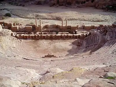 Vue en plongé sur la scène d'un théâtre romain depuis les gradins.