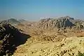 Le site de Pétra, avec le djebel Khubtha à gauche et le djebel Haroun à droite