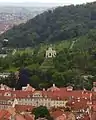 Le jardin est visible sur la Colline de Petrin