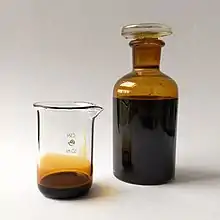 Flasque comprenant du pétrole brut