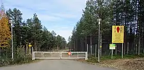 La porte frontière, fermée, entre la Finlande et la Russie au nord-est du village de :Nellim (fi).