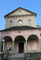 La façade de l'église.