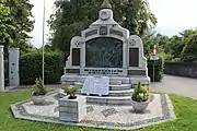 Le monument aux morts entre 1915 et 1918.