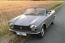 204 cabriolet avec une calandre en plastique.