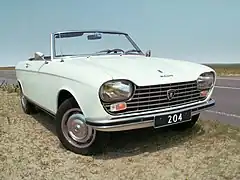 204 cabriolet avec une calandre métallique.