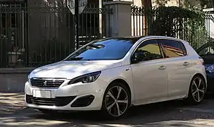 Peugeot 308 II GT phase 1 (remplace la Féline), le logo passe du capot à la calandre.