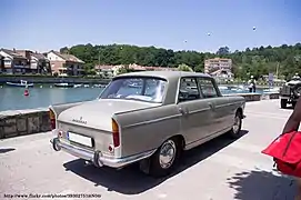 Poupe d'une Peugeot 404 berline avec son Empennage.