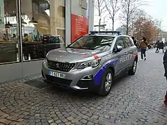Nouvelle sérigraphie et identité visuelle de la Police nationale, appliquée à partir de fin 2020 sur les nouveaux Peugeot 5008. Le dernier modèle mis en service avec la Renault Zoé et les trottinettes électriques.