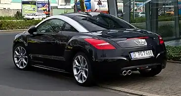 Photo de la vue arrière d'une voiture de couleur noire.