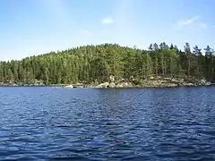 Île Peurasaari et le mont Peuravuori.