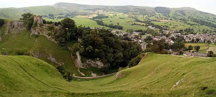 Le château de Peveril dominant Castleton.