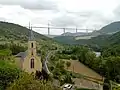 Vue sur le viaduc de Millau et l'église.