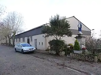 La salle des fêtes et une statue de la Vierge à l'Enfant.