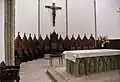 L'espace de l'autel avec les anciens sièges du chœur.