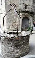 Le puits devant la porte du château