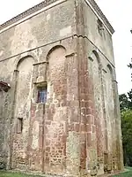 Massif rectangulaire du chœur de l'église.