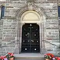 Porche de l'église avec un verset en allemand.