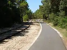 Piste cyclable et voie ferrée touristique.